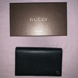 Black Gucci Cross Body/ Clutch!